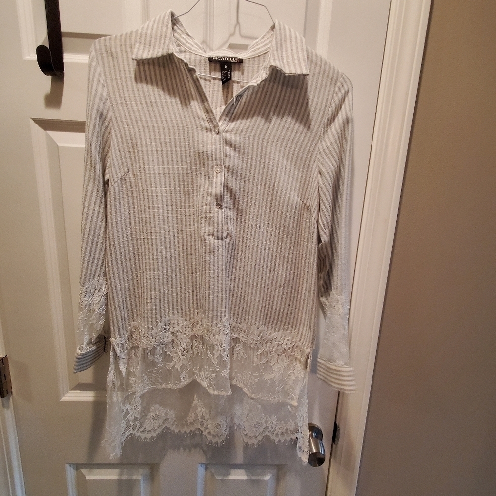 Piccadilly  Canada  sz 6. Grey white striped lightweight  , sheet lace blouse.